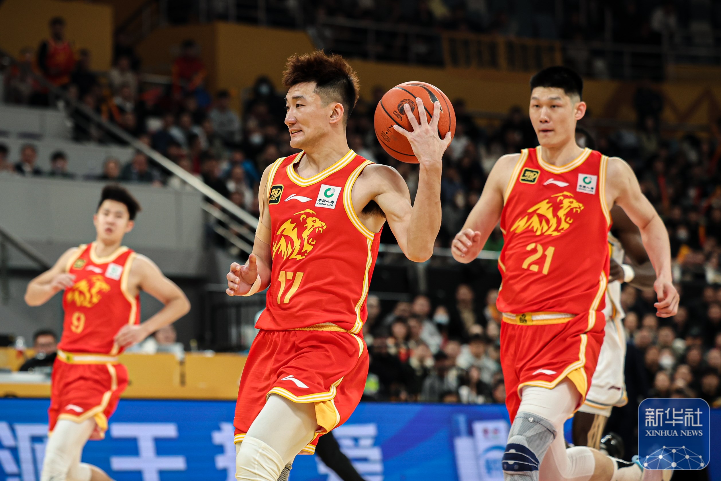 惊心动魄：球员斗志昂扬，全力争夺胜利的简单介绍